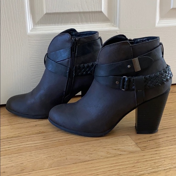 XOXO dark gray block heeled booties. Size 8 - Picture 1 of 4